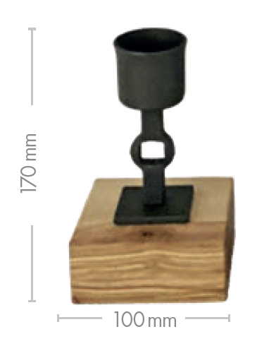 Kovaný svícen na dřevěném špalku - probíjený - 170 mm
