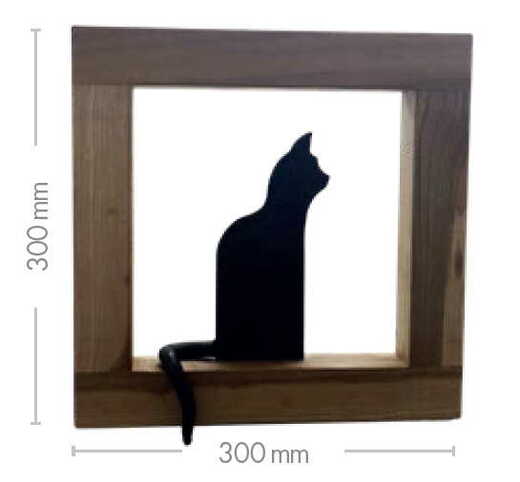 Kovaná kočka v dřevěném rámu