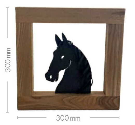 Kovaný kůň v dřevěném rámu