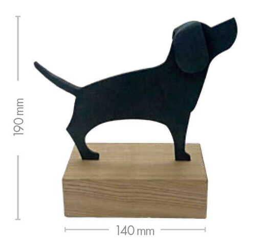 Kovaný pes (uši dolů) na dřevěném špalku