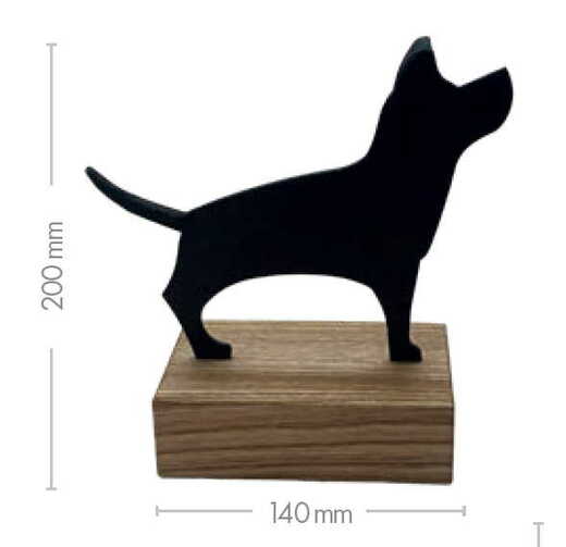 Kovaný pes (uši nahoru) na dřevěném špalku