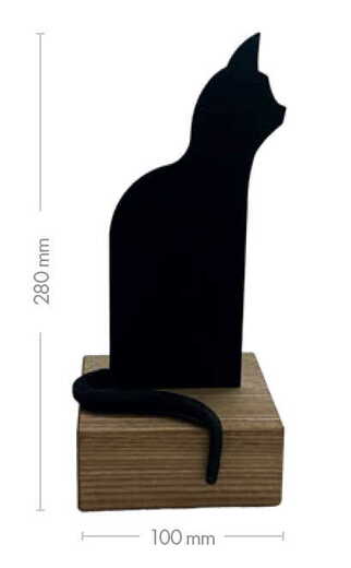 Kovaná kočka na dřevěném špalku